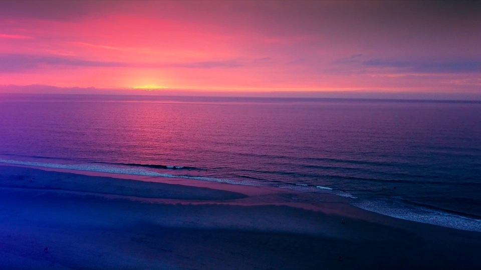 El atardecer rojo junto al mar