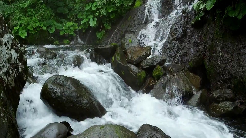 山间流水