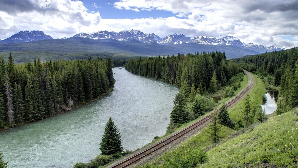 Green mountains and clear waters