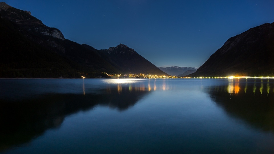 Vista noturna dos lagos