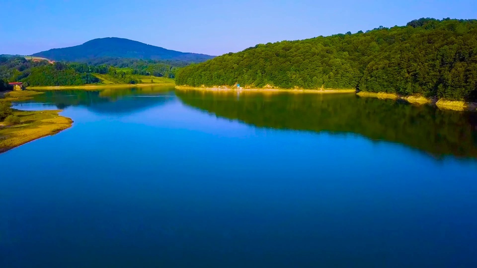 Fotografía aérea de Montañas Verdes y aguas verdes