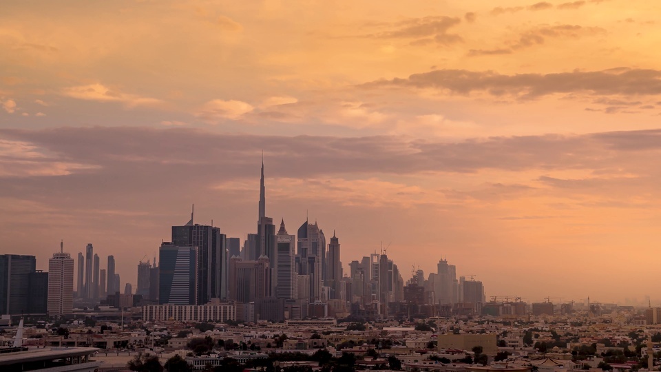 Edifícios altos urbanos e nuvens