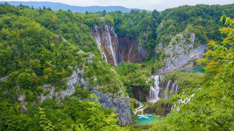 Uma vista distante da cachoeira