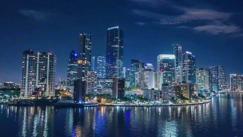 4K vista noturna da cidade à beira-mar