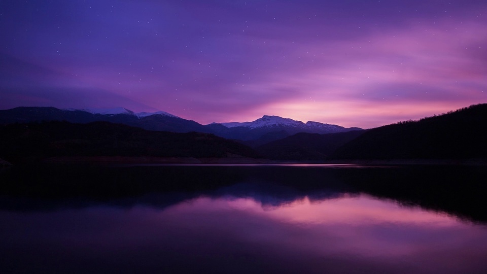 Vista nocturna junto al lago