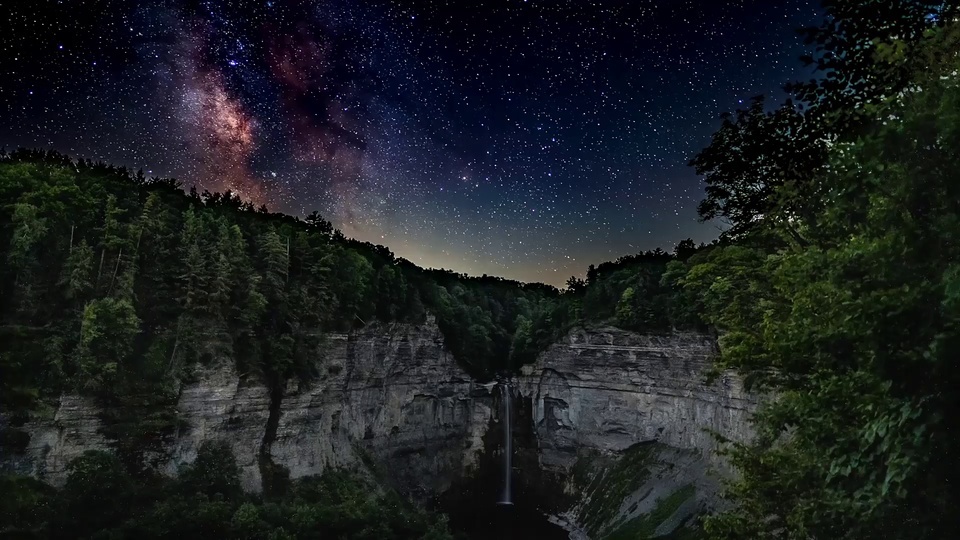 Belleza del cielo estrellado alpino