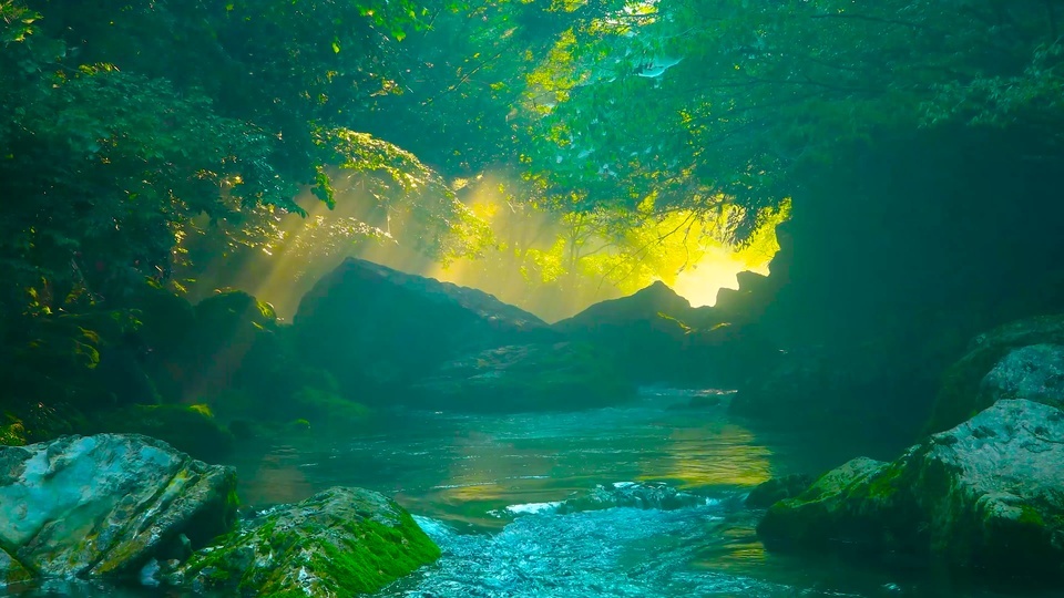 4k protección de los ojos, montañas y arroyos