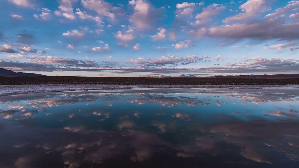 Water and sky are one color