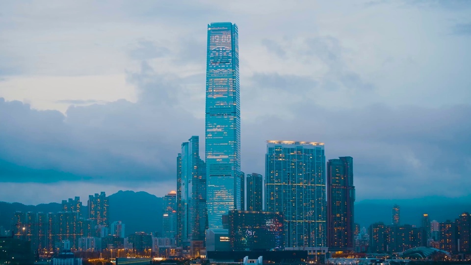 4k Vista nocturna de edificios altos en Hong Kong