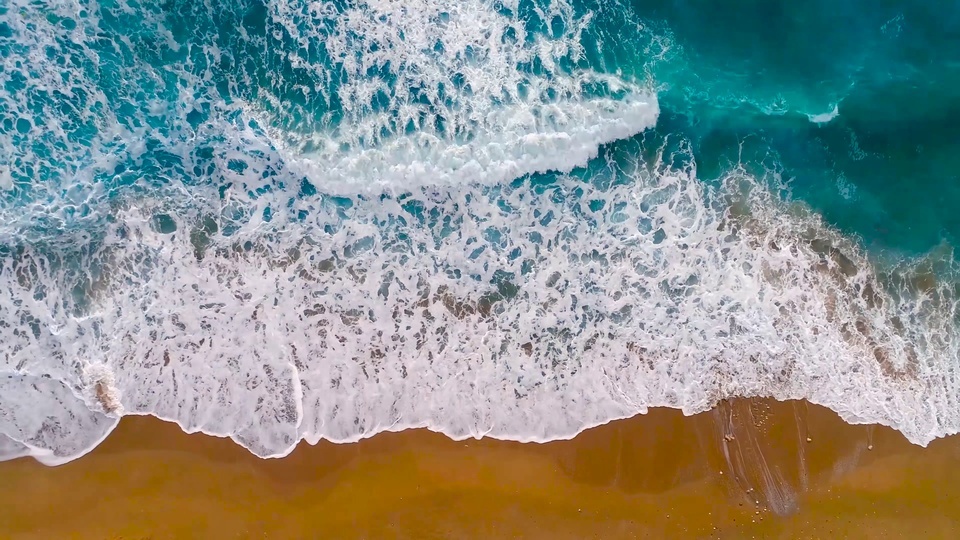 俯看海滩浪花