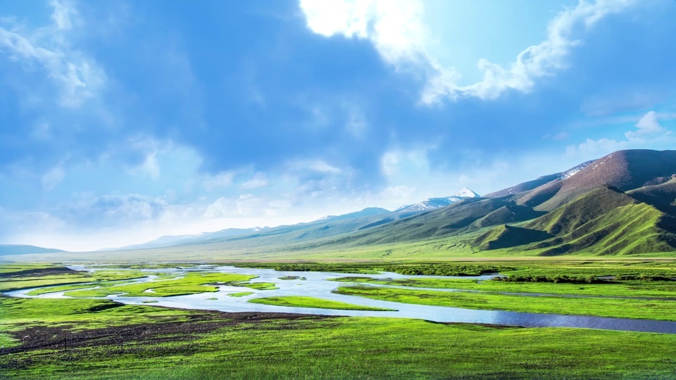 Summer clouds on the beautiful grassland 