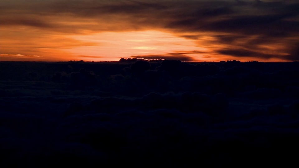 Au-dessus des nuages, l'heure du lever du soleil.