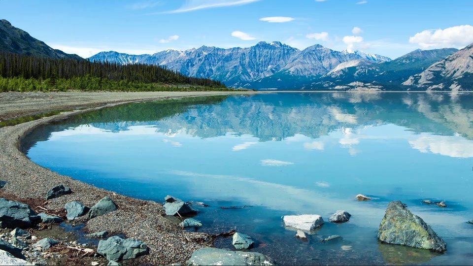 Hermoso lago espejo