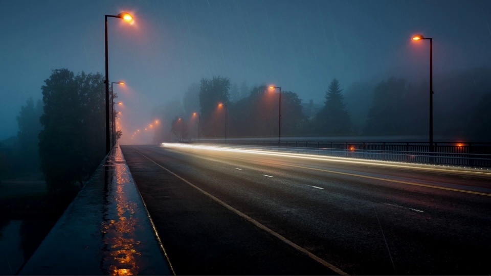 Camino lluvioso por la noche