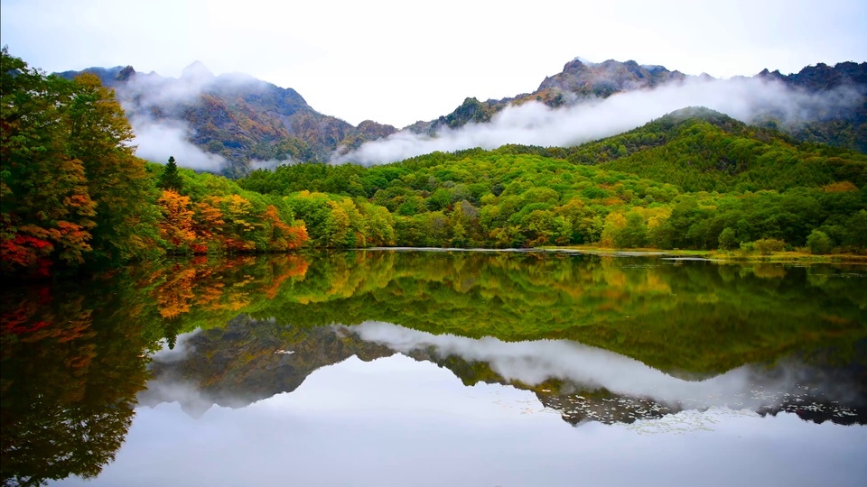 4K foggy mountain mirror pool