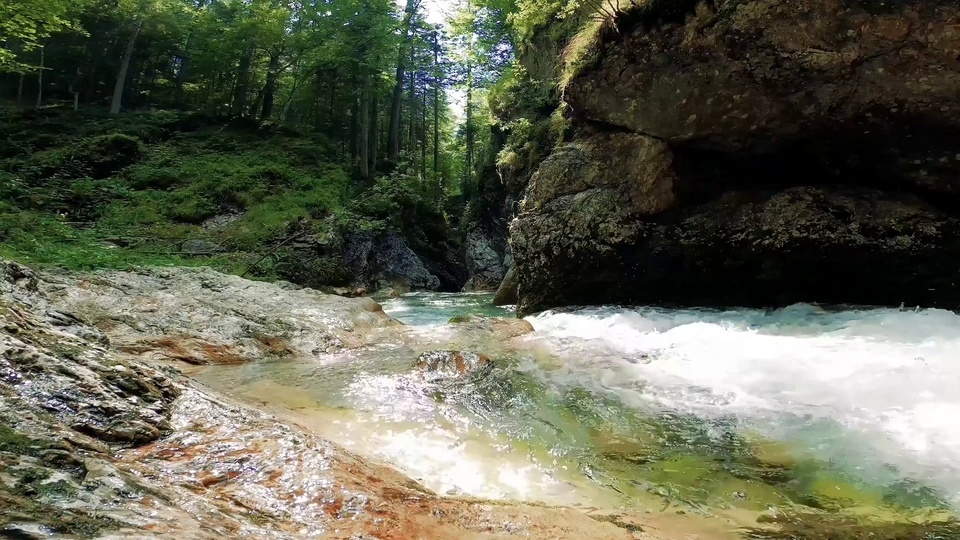 O som da água fluindo nas montanhas