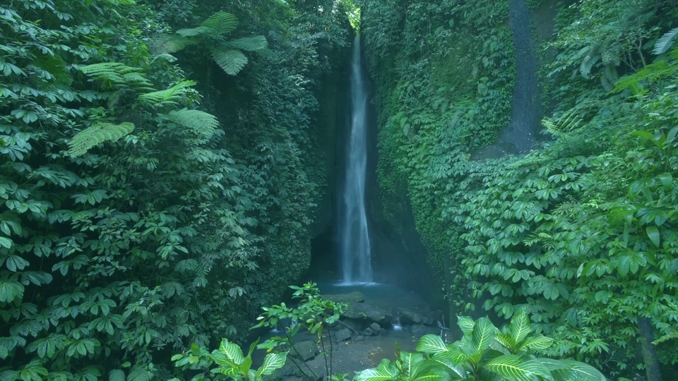 山涧瀑布