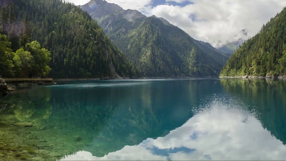 Lac au vent calme