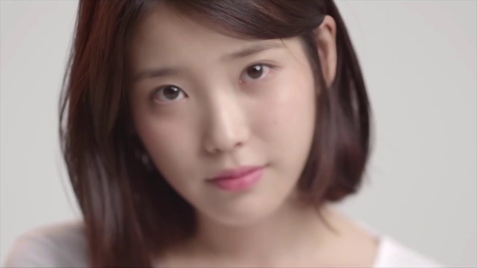 IU   女神对视