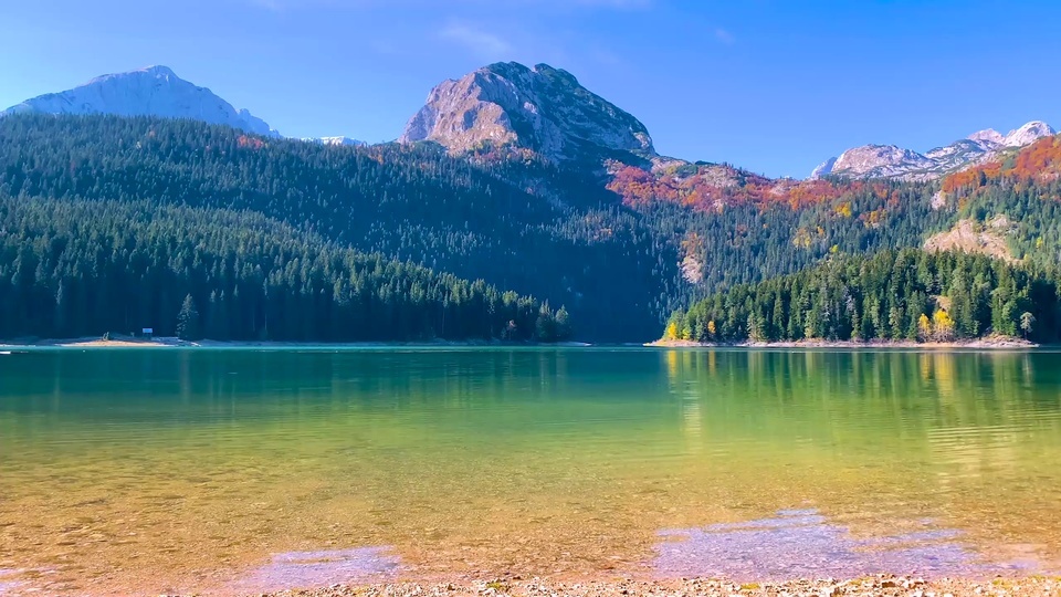 山涧碧绿湖泊