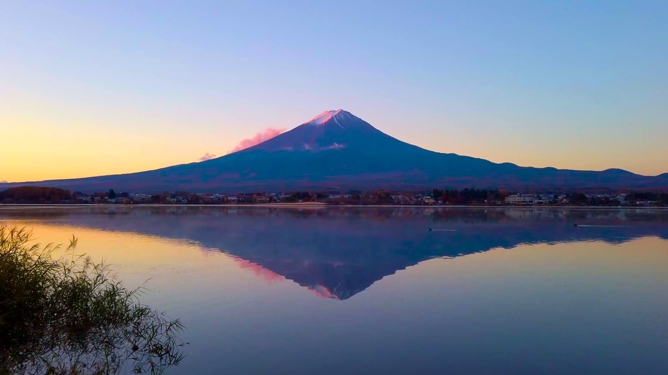 Lagos ondulantes sob o Monte Fuji