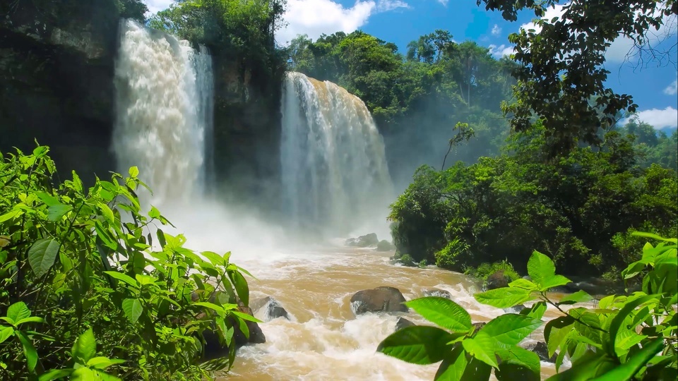 Espetacular cachoeira na montanha