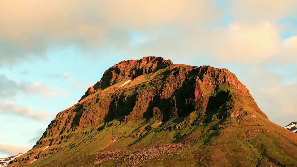 Montagnes et ciel bleu