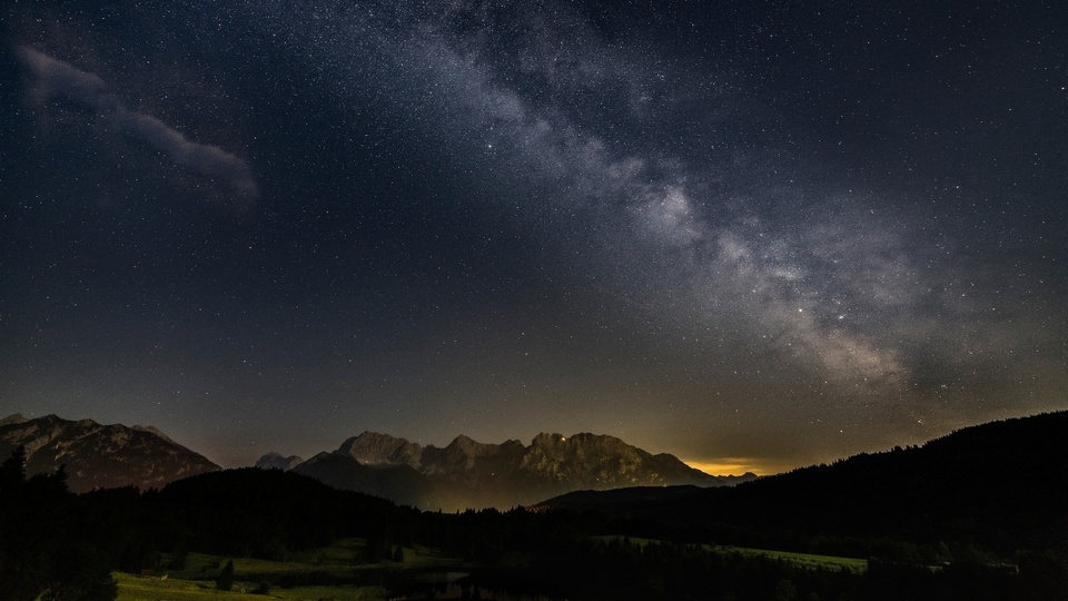 阿尔卑斯山夜晚星空