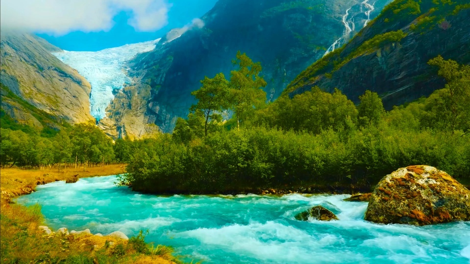 Agua que fluye bajo las montañas cubiertas de nieve