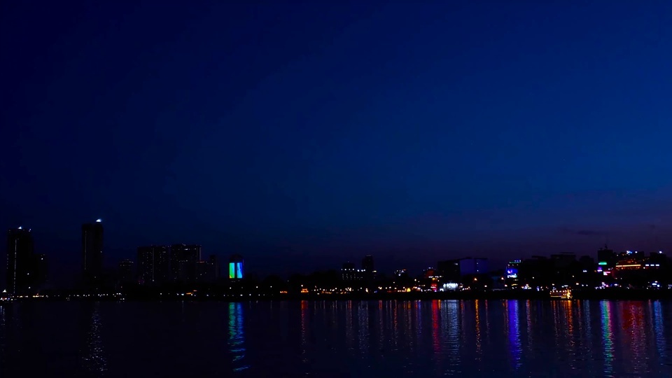 Vista noturna da cidade do mar