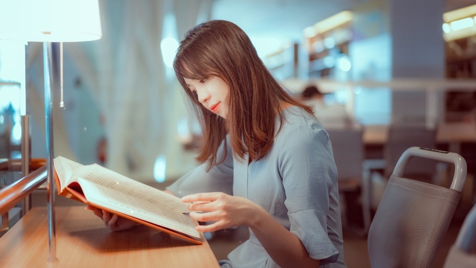 La señora que lee en la biblioteca