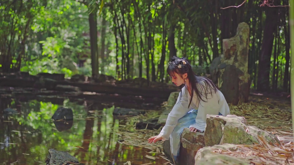 Senhora da fada da floresta de bambu dançando