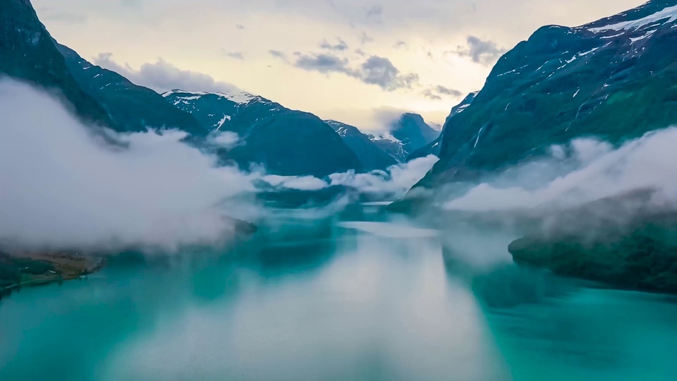 Lago de fluxo de montanha enevoada