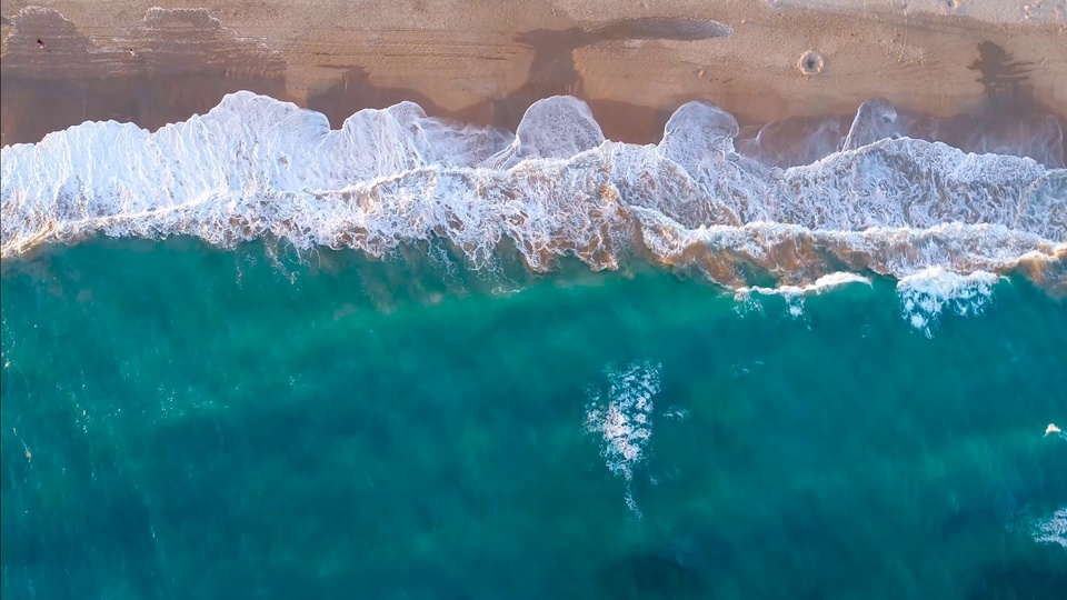 俯看海滩海浪