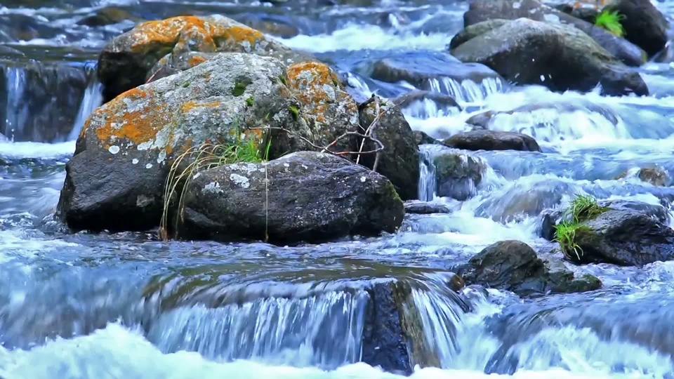 山涧溪水