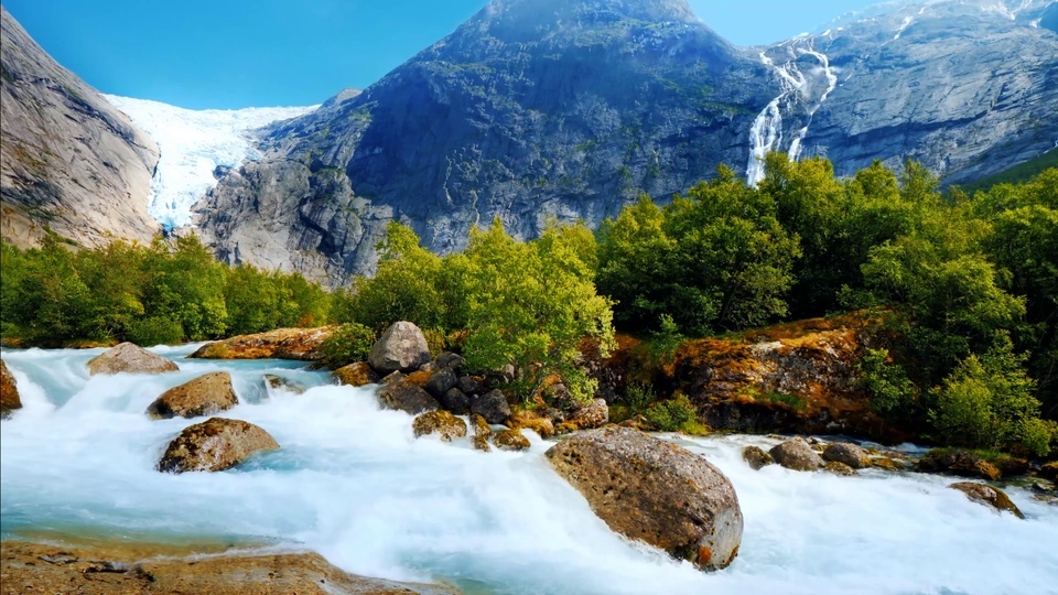 Água corrente da montanha de neve