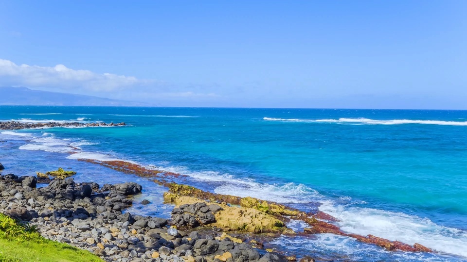 Mar azul y olas de cielo azul