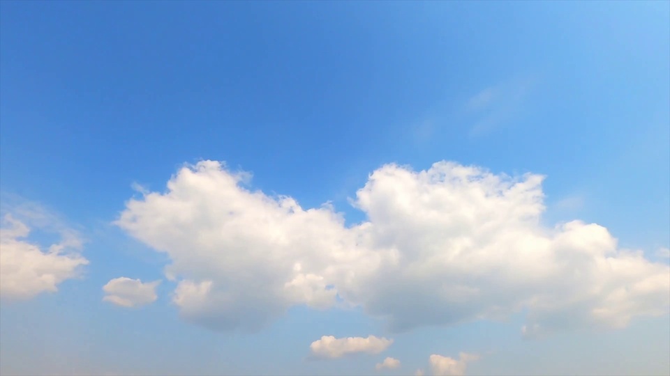 Lindo céu azul e nuvens brancas