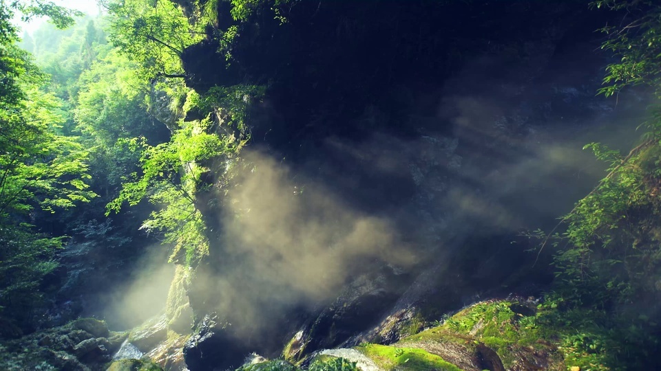 小峡谷流水