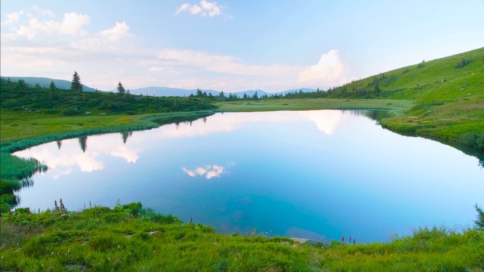 4K alpine lake