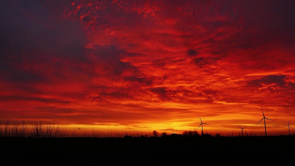 Hermoso molino de viento al atardecer