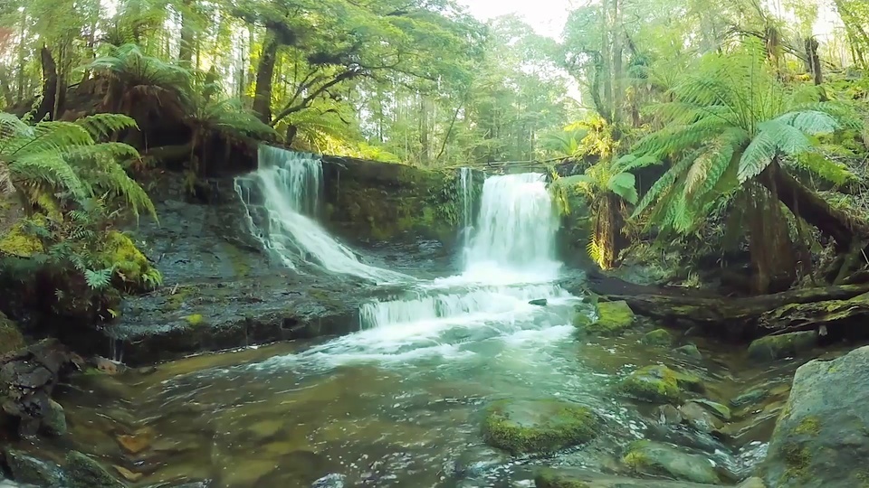 Tela widescreen pequena cachoeira hairtail